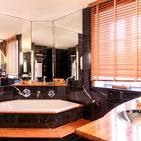 L'hotel Hotel 5*